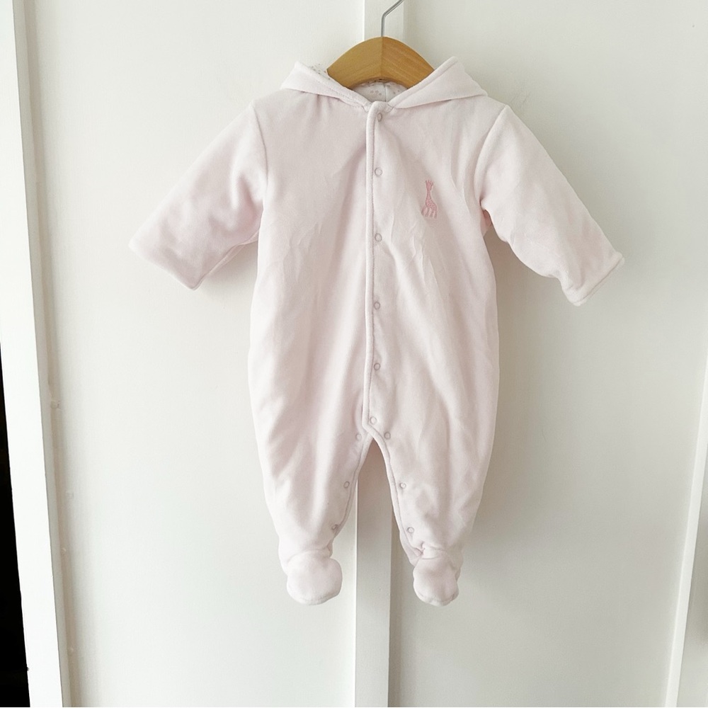 KISSY KISSY x SOFIE LA GIRAFFE pink velour footie bunting